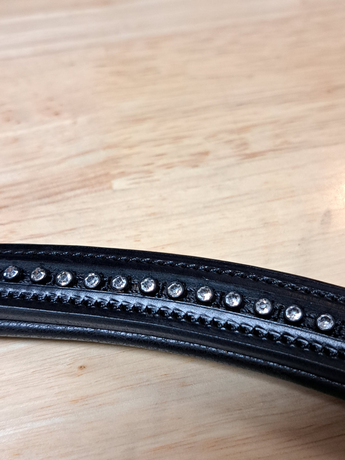 My Elite Tack Frontriem U-vormig met een enkele rij kristallen.